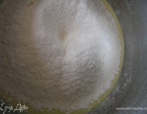 Добавить муку, ванилин,