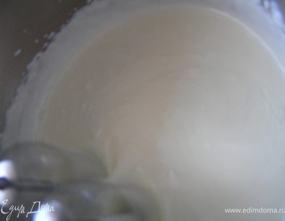 Сливки взбить до мягких волн.