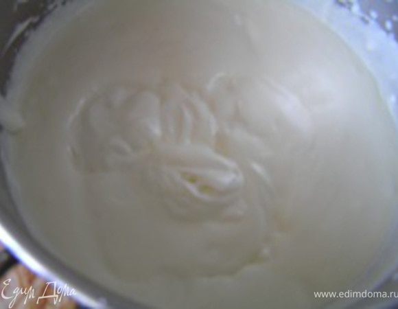 Добавить сметану, еще взбить,