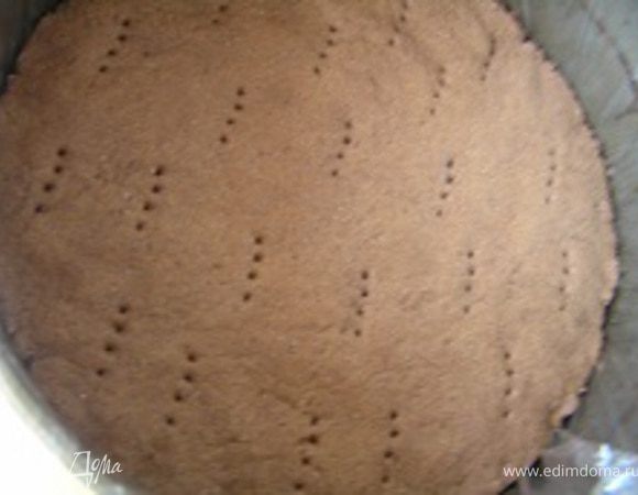 Разъемную форму застелить пищевой пленкой, на дно положить выпеченный корж.
