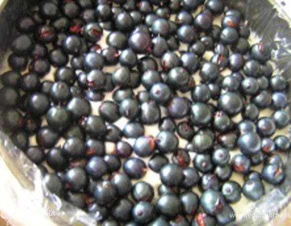 На суфле выложить смородину, убрать в холодильник до полного застывания.