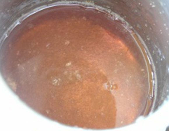 Приготовить желе. Желатин замочить в соке до набухания, нагревать на водяной бане, затем добавить сахар, перемешать до полного растворения.