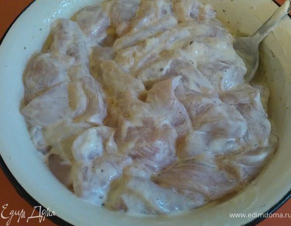 Мясное филе нарезанное мелкими кусочками маринуем в смеси 1/2 сметаны, 1 ст.л. горчицы, соке половины лимона, соль и специи по вкусу.