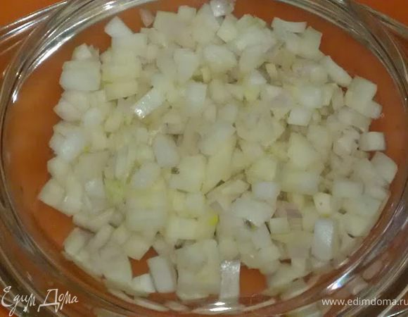 Лук нарезаем кубиками или полукольцами - кому как нравиться.