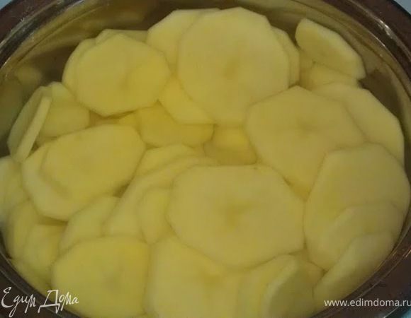Очищенный картофель нарезаем тонкими кружочками и заливаем холодной водой.