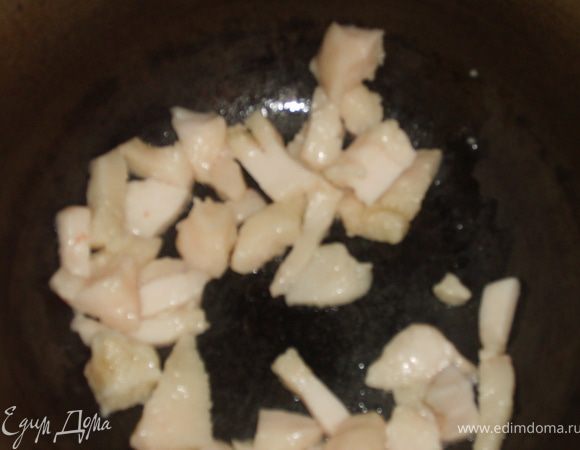 Хорошо растопить жир, а шкварки вынуть, долить растительное масло (я всегда готовлю напополам с растительным маслом).