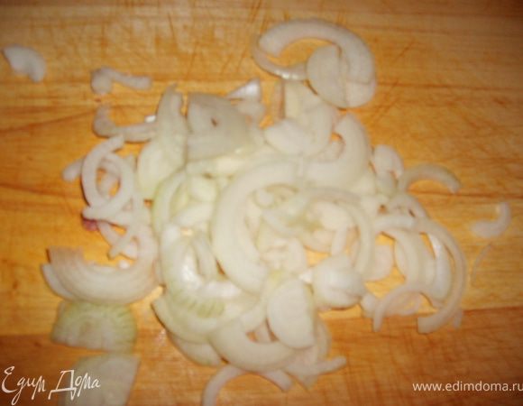  После сразу же нарезать лук полукольцами и добавить в мясу.
