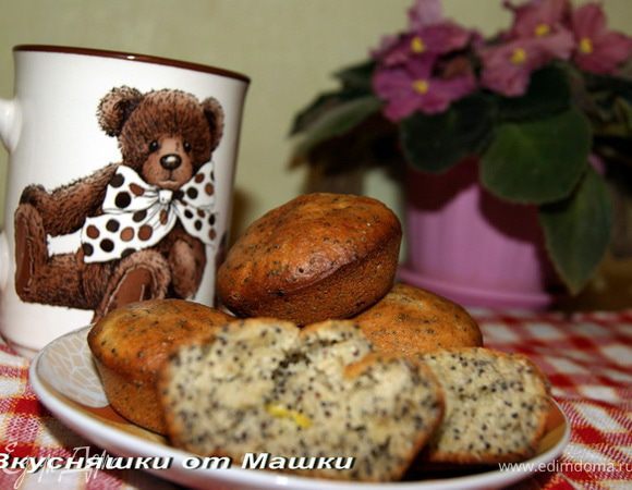 
Бананы пюрируем блендером, в миске смешиваем пюре банана, йогурт, мак, соду, сахар, добавляем цедру лимона, сок половинки лимона, всыпаем муку, и перемешиваем. Если необходимо добавляем еще муку. Тесто должно получиться как густая сметана.
Выкладываем ложкой в формочки и выпекаем 15-20 минут в разогретой духовке