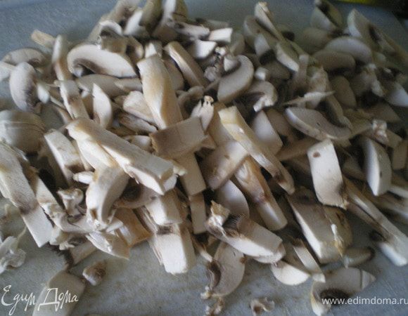 Грибы нарезать соломкой. 