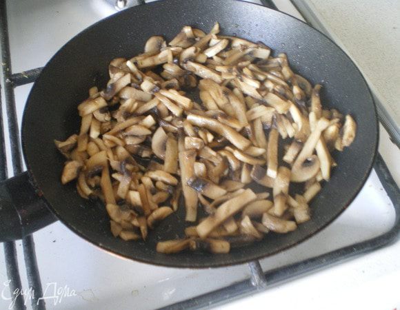 Обжарить на растительном масле минут 10.