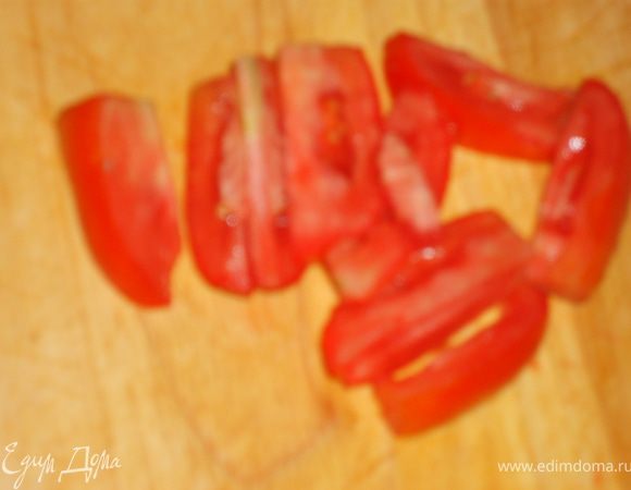 Сразу же помидоры порезать дольками и добавить к мясу с луком. Перемешать добавить соль и перец, потушить минут 20. Так как мясо нарезано соломкой, оно готовиться очень быстро в течении часа ваджа уже будет готова. 