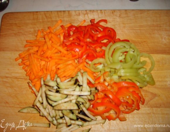 Теперь режем соломкой все овощи:перец болгарский, морковь, баклажан.