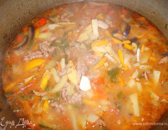 После 20 минут как потушилось мясо с помидорами, добавить все овощи, все хорошо перемешать и залить водой, чтобы вода все полностью покрывала