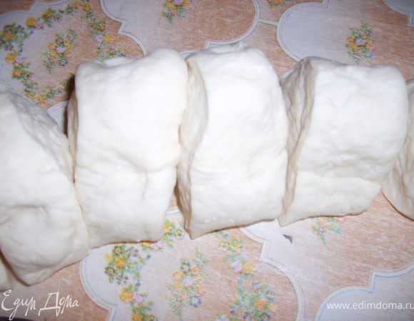 Теперь займемся Салмой: приготовить тесто и раздеть его на кусочки шириной 5 см. Из одного кусочка получается лапша на 1 порцию