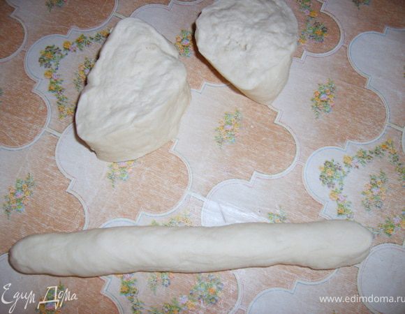 Теперь каждый кусочек теста раскатываем в жгутики, не забываем смазывать руки маслом