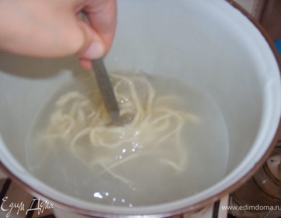 Отварить Салму и в подсоленной кипящей воде 3 минутки постоянно помешивая. Выложить на блюдо. 