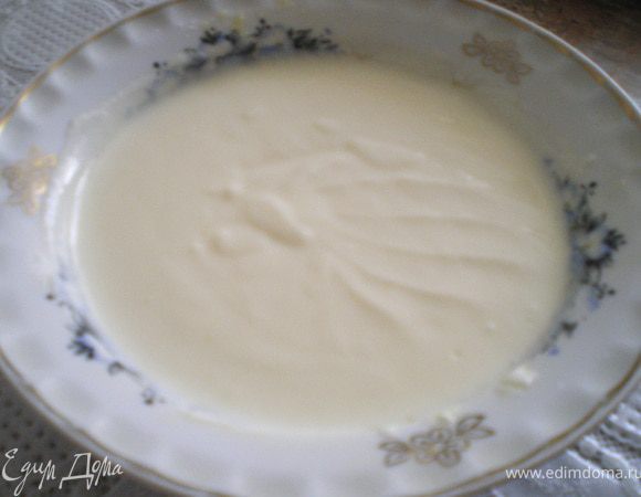 Приготовить творожную начинку. Взбить творог, яйцо и сахар венчиком. 