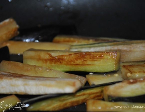 Полоски баклажан обжарьте в несколько приемов до золотистого цвета.