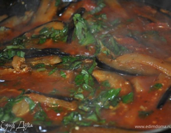 Перемешайте, добавьте уксус и консервированные томаты. Тушите на медленном огне 10-15 минут. Попробуйте, приправьте половиной листьев базилика, солью, перцем.