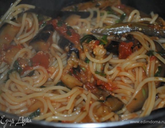 Приготовьте спагетти так, как указано на упаковке. Смешайте с приготовленным соусом.