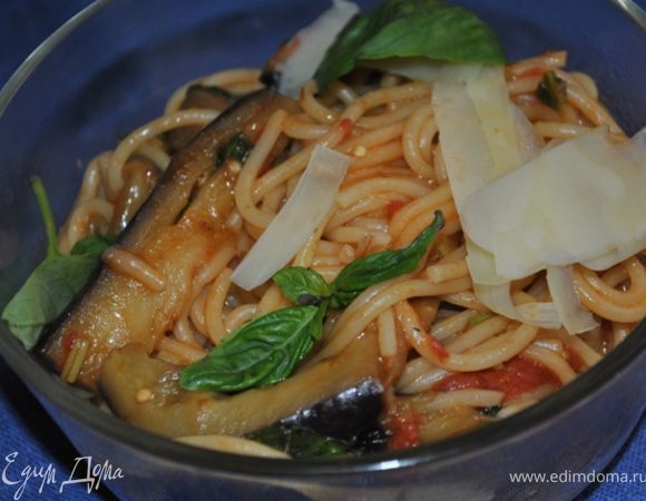 При подаче посыпьте листьями базилика и сыром.