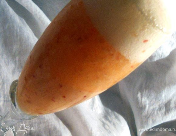 "Беллини" был изобретен в первой половине ХХ в Венеции Джузеппе Чиприани и назван в честь живописца  Джовани Беллини, который умел добиваться на своих полотнах уникальных розоватых оттенков белого цвета - именно такие ассоцииации вызвал у создателя коктейль. Для коктейля нужно взять 1 крупный спелый персик светлого оттенка (на порцию, очень неплохо играет свою роль сорт "инжир" -очень ароматно!), пробить его в блендере и при необходимости протереть через сито. Добавить охлажденное вино, перемешать и наслаждаться! 