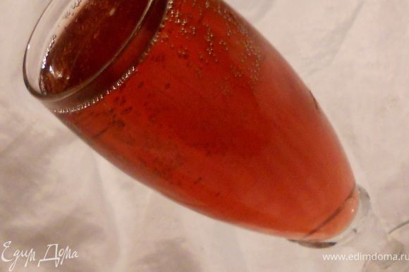 "Тинторетто" получил своё название в честь итальянского живописца эпохи сеиченто Якопо Тинторетто. Для коктейля смешивают одну часть свежего гранатового сока и две части вина. Очень душевно:)