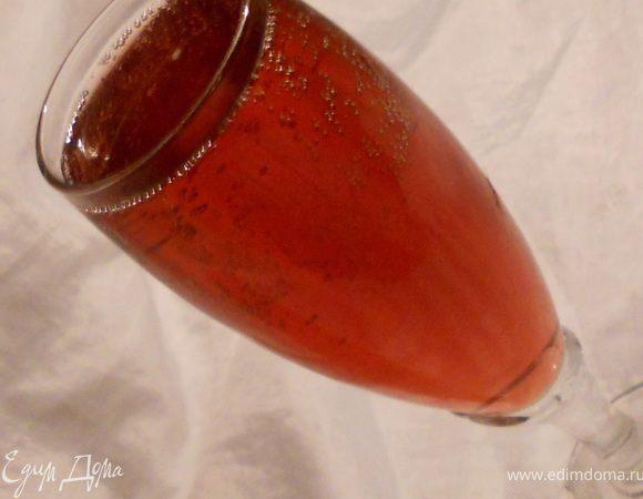 "Тинторетто" получил своё название в честь итальянского живописца эпохи сеиченто Якопо Тинторетто. Для коктейля смешивают одну часть свежего гранатового сока и две части вина. Очень душевно:)