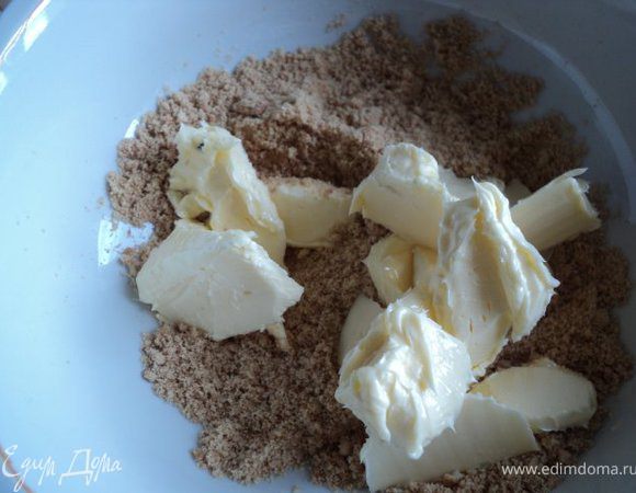 Печенье измельчить блендером, добавить размягченное сливочное масло, половину цедры лимона, растереть.