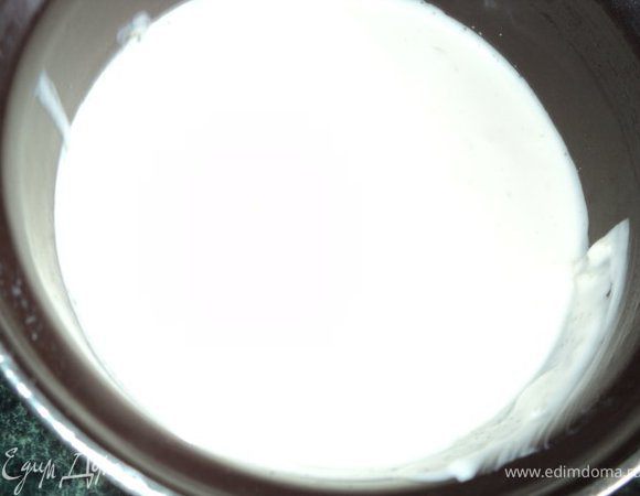 Желатин развести в небольшом количестве горячей воды, после набухания распустить на водяной бане до жидкого состояния ( не кипятить!).
Охлажденные сливки взбить с йогуртом и сахаром, в конце добавить оставшуюся цедру лимона и распущенный желатин.
