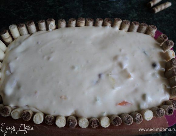 Половину кубиков желе, порезанные на кусочки персики, дыню, горсть смородины ( часть фруктов оставить для украшения ) добавить в сливочный крем, перемешать и осторожно выложить на основу. Поставить в холодильник на 3 часа застывать.