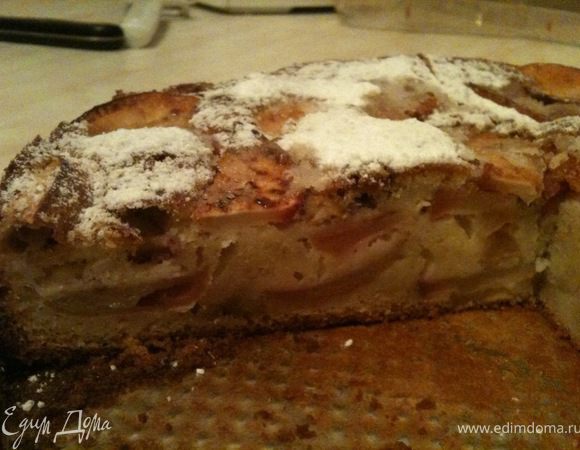 После оставания пирога, посыпать сверху сахарной пудрой.
Приятного аппетита!