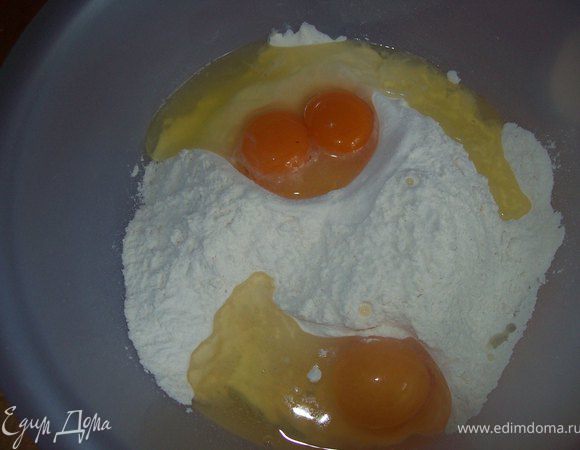 смешиваем муку, яйца, маргарин, сахар, соль и молоко. и замешиваем тесто.
 Взяла 2 яйца, а получилось 3 желстка.)