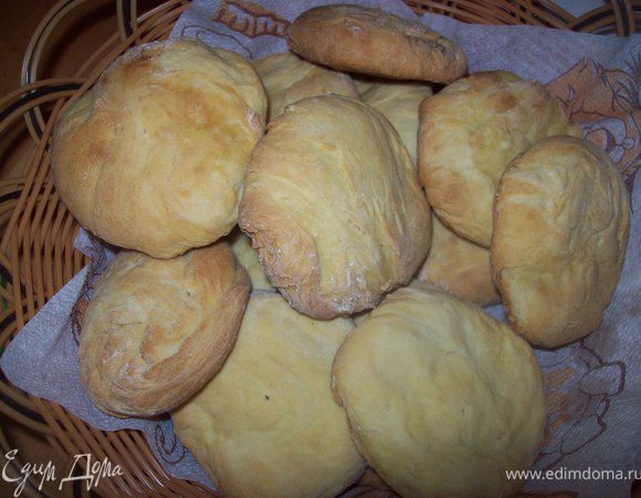 затем сформировать лепешки толщиной не больше 1 см и 10 см. в диаметре. Положить их на противень , застеленный пергаментом и выпекать 20-30 минут при температуте 180-200 гр. Готовность проверяем зубочисткой