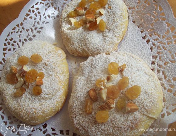 В Венгрии принято украшать такие лепешечки орехами, сухофруктами или мармеладом. ( я добавила сахарной пудры для красоты.))))
