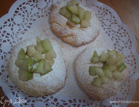 А вот это уже отсебятина!!! я украсила грушей с сахарной пудрой и миндальной крошкой. Вообще прекрасно подойдут разные ягодные соусы, например, как у Галиюши http://www.edimdoma.ru/recipes/27001