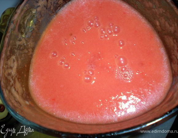 Огурцы очистить,удалить семена,перец нарезать и удалить зерна.Лук и чеснок очистить и нарезать.