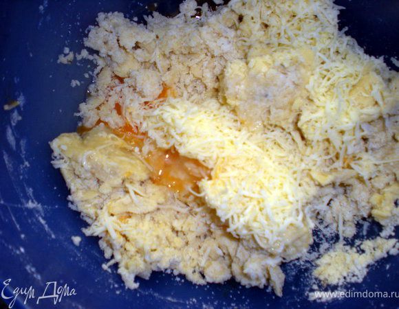 Добавить воду,яйцо и тертый сыр.Хорошенько и быстренько замесить однородное и гладкое тесто,скатать в шар и убрать в холодильник на 30 мин.