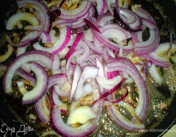 Добавить в масло нарезанный лук.Карамелизируем его.