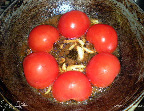 Половинки помидор выкладываем срезами вниз на всё дно сковороды.Обжарить пару минут.