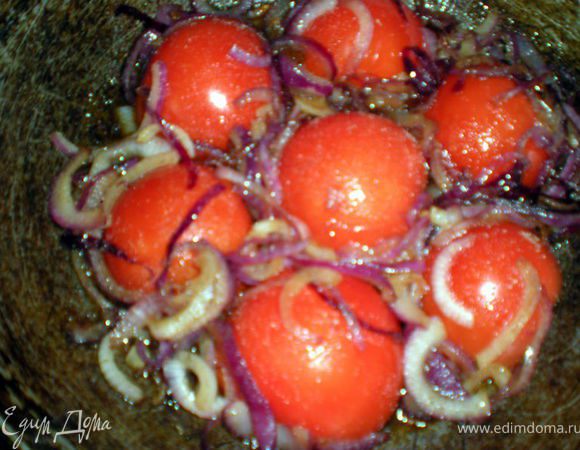 На помидоры выкладываем карамелизированный лук,помидоры черри,солим,перчим.Я еще добавила розмаринчику.