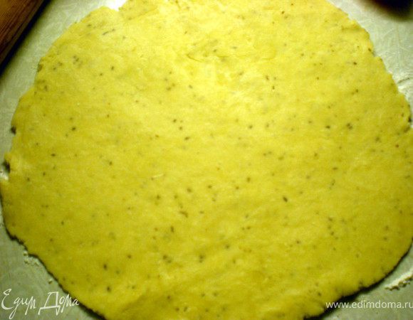 Тесто быстро раскатать в круглую лепешку.