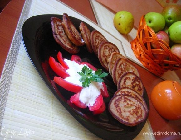 Все мокрые ингредиенты смешиваем, солим, гасим содой. Потихоньку аккуратно добавляем муку(она очень сильно разбухает)до консистенции йогурта.  Жарим ))).
Соус .Трем на терке сыр , вводим в сметану. солим +чеснок, вот и соус готов)))
Мне понравилось сочетание кусочек помидора на оладушке и сверху соус... ммм вкусненько, приятного!