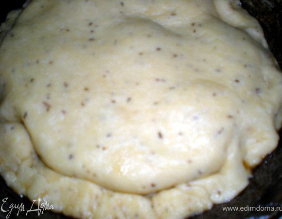 Накрываем наши помидорки тестом,подгибая его вниз и внутрь.