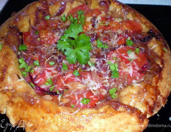 Вытащить из духовке,подождать несколько минут,прокрутить пирог рукой в рукавичке по часовой(или против) стрелке,накрыть блюдом и быстро перевернуть.Посыпать по желанию сыром и зеленью.