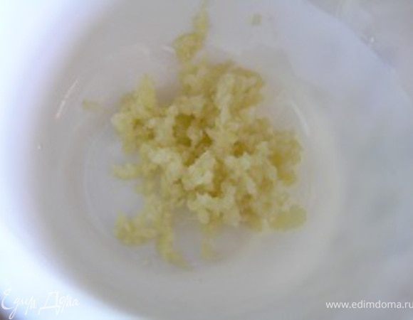 Чеснок измельчить,