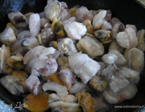 В сковороду с растительным маслом выложить морской коктейль и гвоздику, обжаривать 5 минут,