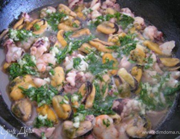 добавить чеснок с укропом, тмин и сок лимона. Посолить, поперчить, тушить еще 2 минуты.