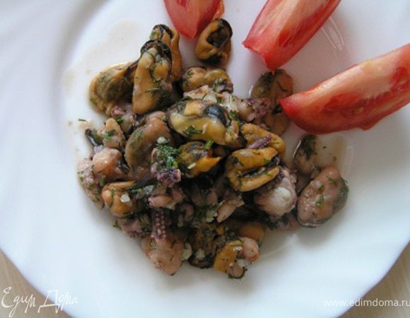 Подавать с овощным салатом.