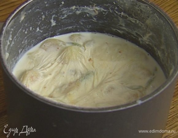 Молоко влить в кастрюлю, добавить картофель, чеснок, мускатный орех, соль и перец и варить 20 минут, до готовности картофеля. 